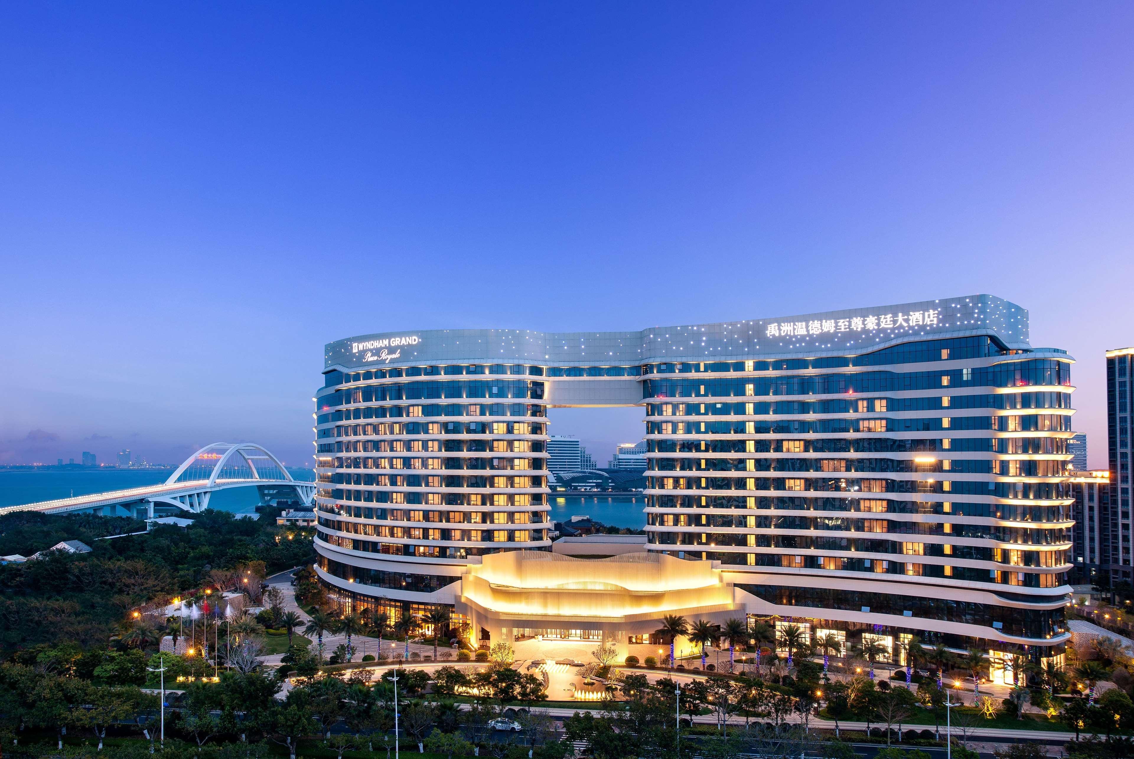 Отель Wyndham Grand Plaza Royale Yuzhou Xiamen Wuyuan Bay Экстерьер фото