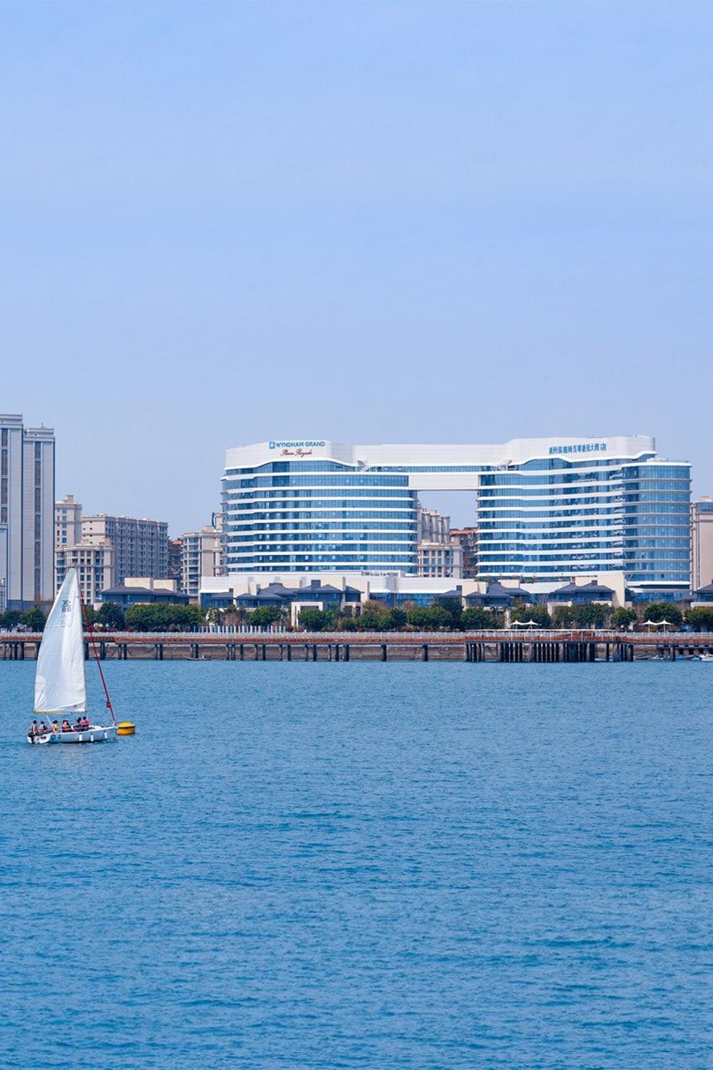 Отель Wyndham Grand Plaza Royale Yuzhou Xiamen Wuyuan Bay Экстерьер фото